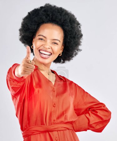 Foto de Pulgares hacia arriba, sonrisa y retrato de una mujer de negocios en el estudio con éxito, logro o meta. Felicidad, sonrisa y persona femenina africana profesional con un gesto de la mano aprobación por fondo gris - Imagen libre de derechos