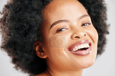 Foto de Belleza, felicidad y retrato de una mujer negra con cuidado de la piel, cosméticos o maquillaje natural. Primer plano y cara de una modelo femenina africana en estudio para brillo facial, dermatología o afro cabello y amor propio. - Imagen libre de derechos