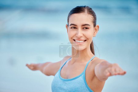 Foto de Fitness, yoga y cara de mujer por playa con pose guerrera para bienestar, cuerpo sano y energía. Deportes, naturaleza y mujer estiramiento de brazos para el ejercicio, entrenamiento y ejercicio de equilibrio por mar. - Imagen libre de derechos