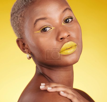 Téléchargez les photos : Portrait, soins de la peau et cosmétiques avec fille africaine pour briller en studio jaune ou fond en gros plan. Femme, visage sérieux et beauté avec art créatif ou maquillage pour un traitement de luxe avec eye-liner - en image libre de droit