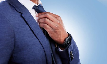 Téléchargez les photos : Homme d'affaires, mains et cravate fixe pour la mode, costume professionnel ou commerçant d'entreprise en studio avec espace de maquette. Gros plan du cadre, du vendeur ou du PDG prêt pour un entretien d'embauche sur fond bleu. - en image libre de droit