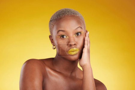 Téléchargez les photos : Créatif, maquillage et portrait avec fille africaine pour briller en studio jaune, fond ou spa de luxe. Sérieux, cosmétique et femme avec de l'art sur le visage pour esthétique avec beauté ou bien-être avec eye-liner - en image libre de droit