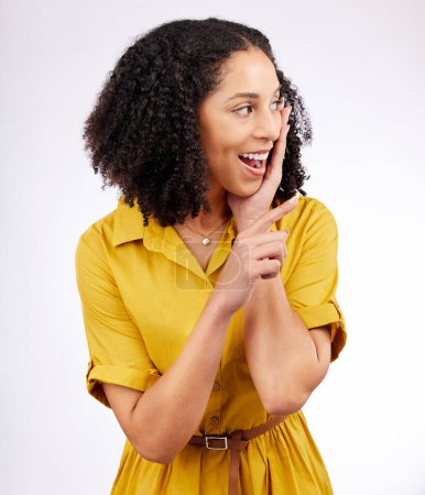 Téléchargez les photos : Wow, pointant et excitée femme en studio avec une surprise ou de la publicité isolée sur un fond blanc. Promotion, vente et jeune femme africaine avec signe de la main pour l'annonce de rabais. - en image libre de droit
