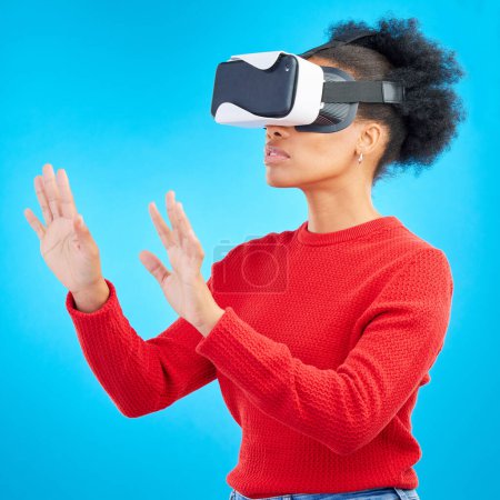 Téléchargez les photos : VR, métaverse et lunettes numériques avec femme et jeux vidéo pour une réalité augmentée. Studio, personne féminine et fond bleu avec technologie future et internaute en ligne avec réseau virtuel 3D. - en image libre de droit