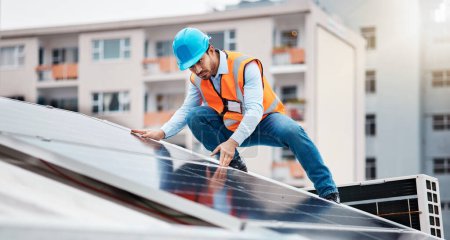 Téléchargez les photos : Technicien homme, construction et panneau solaire sur le toit pour l'entretien, la durabilité ou l'inspection dans la ville. Ingénieur, contrôle et système photovoltaïque pour le bâtiment, l'industrie et les énergies renouvelables en cbd. - en image libre de droit