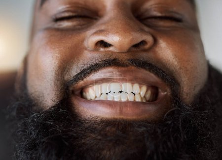Téléchargez les photos : Homme noir, visage et sourire avec des dents pour les soins dentaires ou l'hygiène sur fond de studio. Gros plan de l'homme africain heureux dans le blanchiment des dents, oral ou gomme et le nettoyage de la bouche chez le dentiste. - en image libre de droit