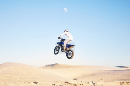 Téléchargez les photos : Sport, vélo et homme à moto sur sable pour l'adrénaline, l'aventure et la liberté dans le désert. Compétition, action extrême et personne masculine à vélo sur les dunes pour l'entraînement, l'exercice et la course ou défi. - en image libre de droit