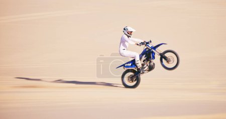 Téléchargez les photos : Vélo, sable et maquette avec un homme dans le désert pour l'adrénaline, l'aventure ou l'entraînement dans la nature. Moto, sport et équilibre avec un athlète masculin en moto pour la liberté ou la forme physique sur l'espace. - en image libre de droit