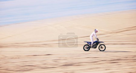 Téléchargez les photos : Vélo, sport et espace avec un homme dans le désert pour la forme physique ou un passe-temps d'adrénaline pour la liberté. Moto, entraînement et été avec un athlète masculin conduisant un véhicule à Dubaï pour l'énergie ou l'équilibre. - en image libre de droit