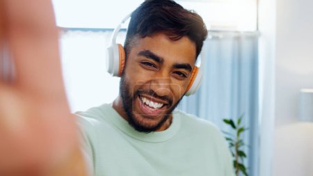 Foto de Selfie, hombre y sonriendo con auriculares para reproducción de música streaming y humor alegre en casa. Bienestar riendo, audio y feliz macho listo para bailar fotografía con sonrisa - Imagen libre de derechos