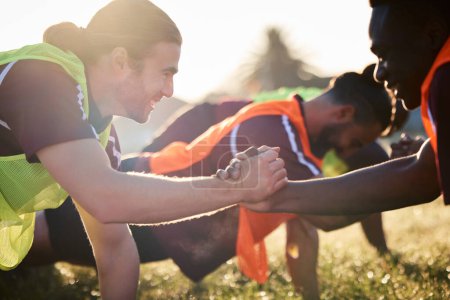 Téléchargez les photos : Rugby, poignée de main et équipe, exercice et entraînement, coopération et lever du soleil. Serrer la main, partenariat sportif et groupe d'athlètes heureux en accord, solidarité et entraînement, fitness et collaboration - en image libre de droit