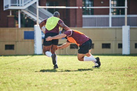 Téléchargez les photos : Rugby, sport et tacle avec une équipe sur un terrain ensemble pour un match ou un match en préparation d'une compétition. Exercice, santé et travail d'équipe avec un groupe d'hommes en plein air sur l'herbe pour l'entraînement en club. - en image libre de droit