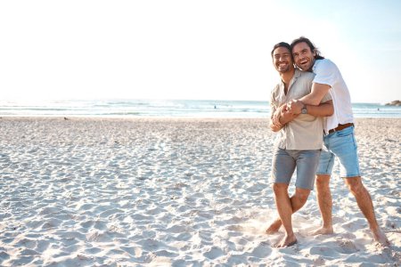 Foto de Amor, abrazo y hombres gay en la playa, maqueta y risa en las vacaciones de verano juntos en Tailandia. Sol, océano y romance, feliz pareja lgbt abrazo en la naturaleza para vacaciones divertidas con orgullo, mar y arena - Imagen libre de derechos