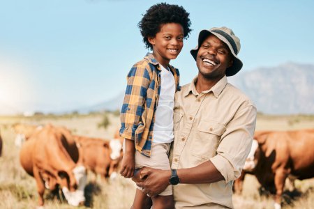 Foto de Feliz hombre negro, retrato y niño con animales en la granja para la agricultura, la sostenibilidad o ganado vivo. Hombre africano, papá y niño sonríen para la agricultura natural o productos en el campo. - Imagen libre de derechos