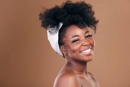 Téléchargez les photos : Portrait, soin des cheveux ou femme noire heureuse avec afro, amour de soi ou sourire sur un fond de studio brun. Coiffure, beauté ou modèle africain avec texture, brillance et volume avec esthétique, bien-être ou lueur. - en image libre de droit
