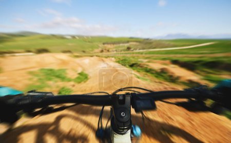 Téléchargez les photos : Cyclisme, sport et personne avec des bars à vélo pour l'adrénaline sur l'aventure, la liberté et la vitesse. VTT, flou rapide et cycliste pour l'entraînement, l'exercice et la forme physique sur route de terre, sentier ou piste. - en image libre de droit