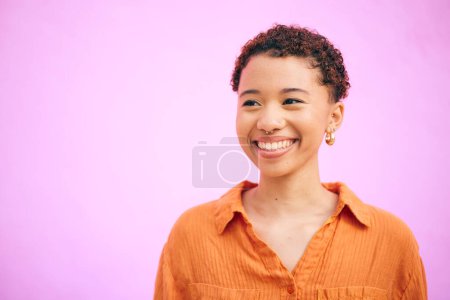 Foto de Feliz, mujer pensante y sonrisa en el estudio emocionado con confianza sintiéndose lindo. Fondo rosa, cara joven y persona femenina africana con moda, chica moderna y moda estudiantil con gen z brillo. - Imagen libre de derechos