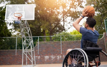 Téléchargez les photos : Sport, basket-ball et homme en fauteuil roulant tirer pour jouer la compétition, défi et pratique à l'extérieur. Fitness, objectifs et personne handicapée masculine avec ballon pour l'entraînement, l'entraînement et l'exercice. - en image libre de droit