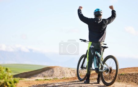 Téléchargez les photos : Le vélo, le sport et l'homme célèbrent à vélo pour gagner sur l'aventure, la liberté et le succès. VTT, nature et acclamation cycliste pour l'entraînement, l'exercice et la forme physique sur route, sentier ou piste de terre. - en image libre de droit