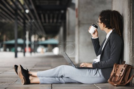 Téléchargez les photos : Ordinateur portable, femme et pause café dans la ville ou la recherche d'un emploi par les employés sur les médias sociaux, Internet ou en ligne. Travail à distance, virtuel ou numérique sur l'ordinateur SEO blog ou e-mail et d'affaires. - en image libre de droit