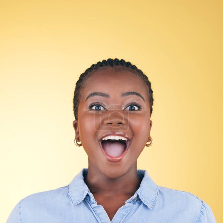 Foto de Sorpresa, wow o cara de mujer negra emocionada sobre fondo amarillo con sonrisa para la oferta de descuento en el estudio. Feliz, retrato o persona emocionada sorprendido por la oferta de venta, el éxito o el premio mayor de la lotería ganadora. - Imagen libre de derechos