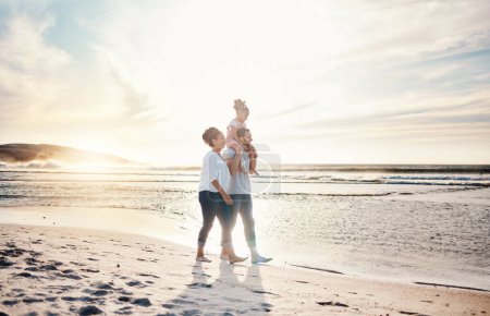 Téléchargez les photos : Promenade, coucher de soleil et famille sur la plage pour des vacances, aventure ou vacances ensemble pour le collage. Voyage, s'amuser et fille enfant avec sa mère et son père sur le sable au bord de l'océan en week-end - en image libre de droit