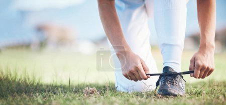 Foto de Manos, pies y una persona deportiva atando cordones en un campo de béisbol al aire libre con espacio de maqueta para la aptitud. Ejercicio, zapatos y prepararse con un atleta en un campo para un partido o primer plano de entrenamiento. - Imagen libre de derechos