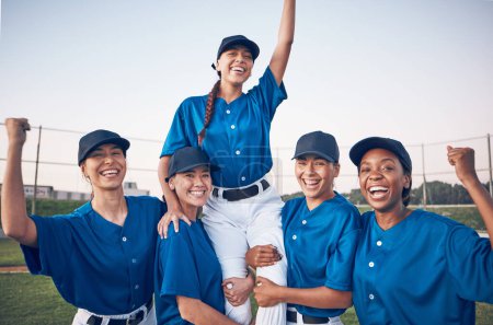 Téléchargez les photos : Joueuse de baseball, équipe et célébrer gagner portrait de femmes en plein air sur un terrain pour la compétition sportive. Athlète professionnel ou groupe de softball avec succès, poing gagnant ou réalisation à un jeu. - en image libre de droit