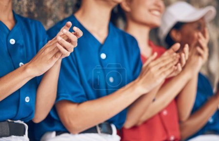 Foto de Las manos deportivas, los aplausos y el equipo de béisbol ven el juego, celebran el homerun y apoyan al jugador de softbol desde el dugout. Logro de éxito, acercamiento y aplausos, felicitaciones y trabajo en equipo. - Imagen libre de derechos