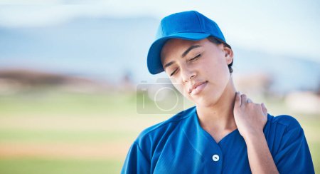 Téléchargez les photos : Douleur au cou, au baseball et au visage de la femme sportive souffrant d'une blessure de forme physique causée par un défi de compétition, un entraînement sur le terrain ou un exercice. Problème d'urgence, accident d'entraînement et joueuse avec anatomie musculaire. - en image libre de droit