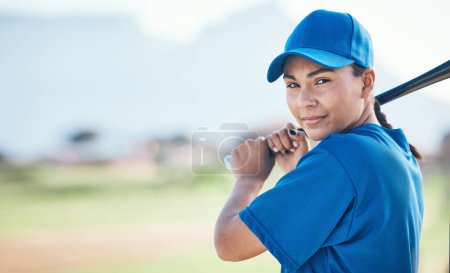 Téléchargez les photos : Baseball, batte et portrait d'une femme en plein air sur un terrain de sport, de performance et de compétition. Athlète professionnel ou joueur de softball avec maquette, espace et prêt pour le jeu, l'entraînement ou l'exercice. - en image libre de droit