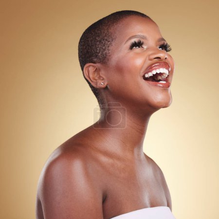 Téléchargez les photos : Beauté, maquillage et une femme noire riant en studio pour des soins de la peau, des cosmétiques luisants et drôles. Visage d'une personne modèle africaine heureuse avec brillance faciale, dermatologie et bien-être sur fond beige. - en image libre de droit