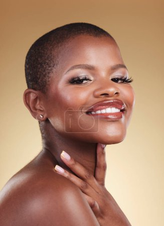 Téléchargez les photos : Beauté, maquillage et portrait du visage d'une femme noire en studio pour l'autosoin, l'éclat de la peau et les cosmétiques. Heureuse personne africaine ou modèle esthétique avec brillance faciale, dermatologie sur fond beige. - en image libre de droit