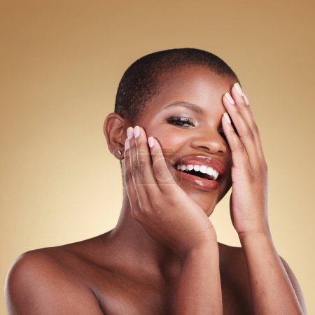 Téléchargez les photos : Femme noire, les mains et le visage, heureux et la beauté avec des cosmétiques naturels et manucure isolé sur fond de studio. Modèle africain, soin des ongles et sourire, maquillage et dermatologie avec soin et éclat. - en image libre de droit