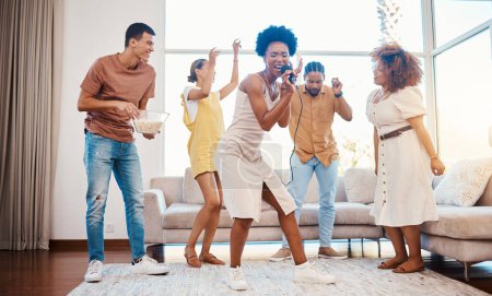 Foto de Canto, música y amigos haciendo karaoke en la sala de estar con micrófono para lista de reproducción o radio. Feliz, la diversidad y los jóvenes bailando, vinculándose y divirtiéndose juntos para el entretenimiento en casa - Imagen libre de derechos