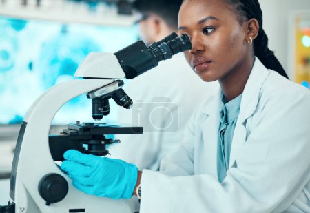 Foto de Microscopio, científico y científico femenino que trabaja en un estudio médico en laboratorio farmacéutico. Investigadora profesional, científica y africana que investiga química con equipos biotecnológicos - Imagen libre de derechos