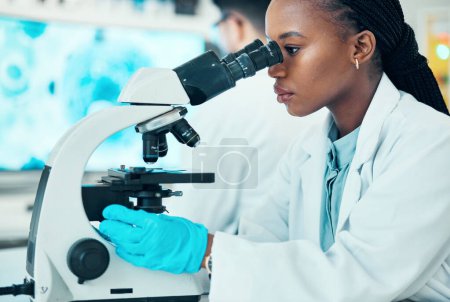 Foto de Microscopio, investigación y científica femenina en un laboratorio para un estudio médico o farmacéutico. Investigadora profesional, científica y africana que trabaja en el avance de la química con equipos. - Imagen libre de derechos