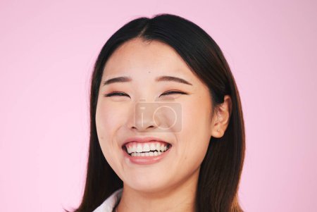 Foto de Feliz, retrato y mujer asiática risa en el estudio con divertido, broma o humor tonto sobre fondo rosa. Caricatura, sonrisa y rostro de modelo femenino riendo a bobo, comedia o juguetón, buen humor o positividad. - Imagen libre de derechos