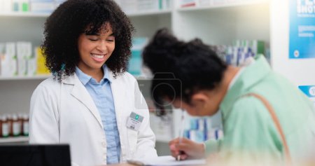 Téléchargez les photos : Pharmacien aidant un client dans une pharmacie. Femme signant des documents médicaux pour recueillir des médicaments en vente libre et des médicaments sur ordonnance auprès d'un travailleur de la santé amical dans un pharmacien ou un dispensaire. - en image libre de droit