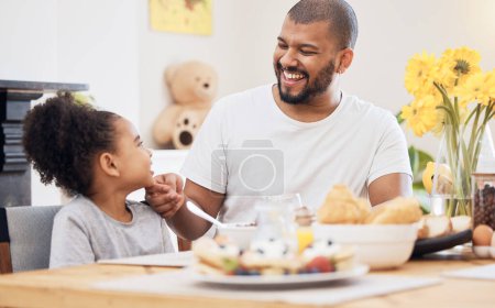 Foto de Hogar, padre e hija con desayuno, sonrisa y conversación con vínculo, amor y nutrición. Comience el día, feliz familia y papá con el niño, el niño y la comida saludable con diversión, dieta y comida. - Imagen libre de derechos