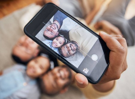Foto de Selfie, padre gay y familia mezclada con una chica acostada en el suelo de la casa para una fotografía desde arriba. Amor LGBT, niños o niños y una hija con sus padres felices tomando una foto. - Imagen libre de derechos