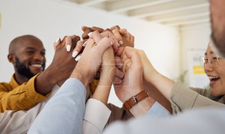 Téléchargez les photos : Se tenir la main, les gens d'affaires et un soutien heureux avec la diversité, le partenariat et la collaboration. Célébration, motivation et personnel de l'entreprise avec solidarité, communauté et travail d'équipe. - en image libre de droit