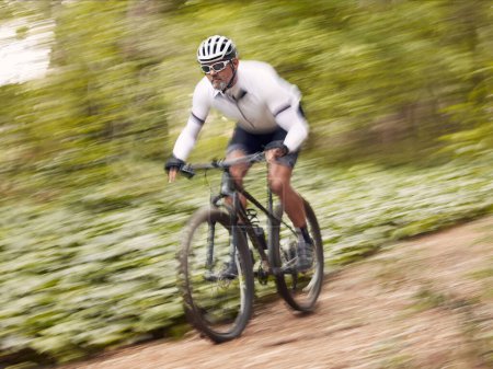 Foto de Rápido, ciclismo y el hombre en una bicicleta en la naturaleza para la aptitud, deportes o una competición. Energía, montañas y un ciclista masculino en bicicleta en el bosque con velocidad para el ejercicio, cardio o entrenamiento en un bosque. - Imagen libre de derechos