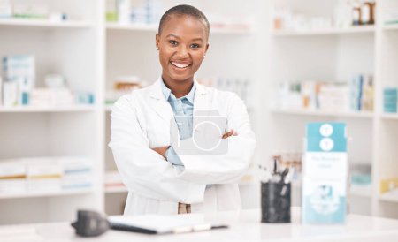 Téléchargez les photos : Bras croisés, heureux et portrait d'une pharmacienne travaillant en pharmacie pour un dispensaire de médicaments. Sourire, confiante et travailleuse pharmaceutique africaine en pharmacie de médecine pour la carrière en soins de santé. - en image libre de droit