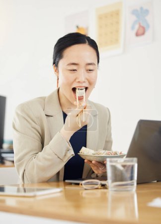 Foto de Mujer de negocios asiática, portátil y sushi en el almuerzo, video o película en la oficina con pensamiento, relajarse y feliz. Empresario japonés, comiendo mariscos y comedia con computadora, palillos o streaming. - Imagen libre de derechos
