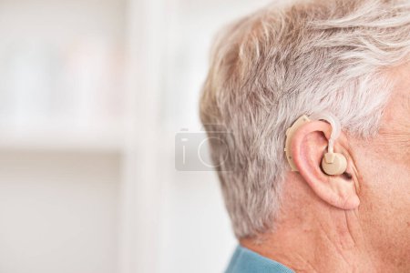 Téléchargez les photos : Appareil auditif, gros plan et oreille de l'homme handicapé pour le soutien médical, aider à l'écoute ou des soins de santé à l'espace de maquette. Visage du patient sourd avec implant audiologique pour ondes sonores, amplificateur ou volume. - en image libre de droit