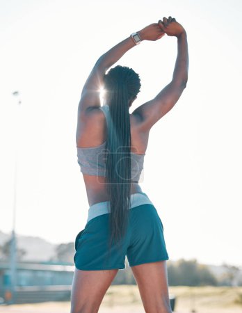 Téléchargez les photos : Stretching, exercice et sport femme en plein air dans un stade pour l'entraînement, l'entraînement et le réchauffement. Dos de l'athlète pour étirement musculaire, fitness et bien-être ou flexibilité pour une course ou une compétition. - en image libre de droit