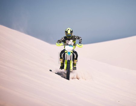 Téléchargez les photos : Dune, moto et homme athlète s'entraînant dans le désert pour la course ou la compétition de sports extrêmes. Fitness, sable et cycliste masculin sur la colline pour le défi du vélo de saleté, cascade ou compétence pour la pratique de la moto - en image libre de droit