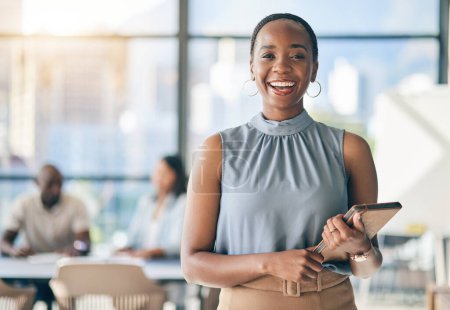 Porträt einer schwarzen Frau im Büro mit Tablet, Lächeln und Führungsqualitäten bei Geschäftstreffen im professionellen Raum. Werkstatt, Management und glückliche Geschäftsfrau mit digitalem Gerät, Attrappe und Vertrauen