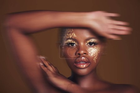 Téléchargez les photos : Art, portrait de femme noire avec maquillage doré et fond flou, peinture à paillettes et cosmétiques. Modèle brillant, lumineux et africain en studio pour la beauté, la mode et la liberté esthétique dans les soins de la peau de luxe. - en image libre de droit